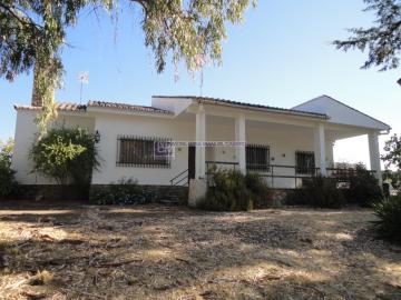 Casa rústica de 120 m<sup style='color: #898ba2;'>2</sup> con 4 habitaciones y 1 baños en Arroyo de la Luz.