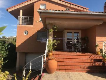 Chalet de 300 m<sup style='color: #898ba2;'>2</sup> con 3 habitaciones y 4 baños en Ceres Golf.