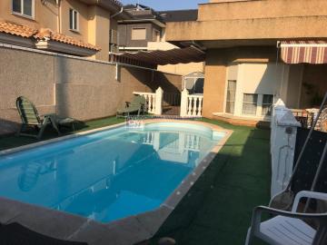Chalet de 374 m<sup style='color: #898ba2;'>2</sup> con 5 habitaciones y 3 baños en R66.
