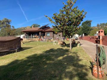 Chalet de 200 m<sup style='color: #898ba2;'>2</sup> con 4 habitaciones y 2 baños en Sierra de Fuentes.