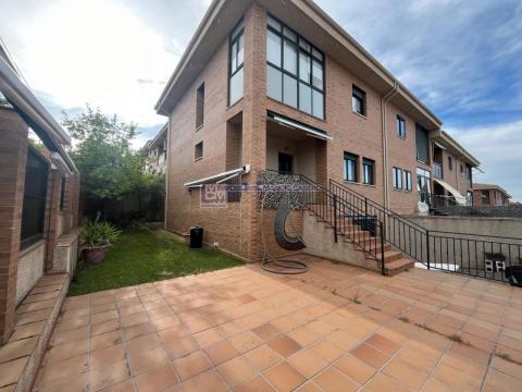 Pareado de 200 m<sup style='color: #898ba2;'>2</sup> con 4 habitaciones y 3 baños en Montesol.