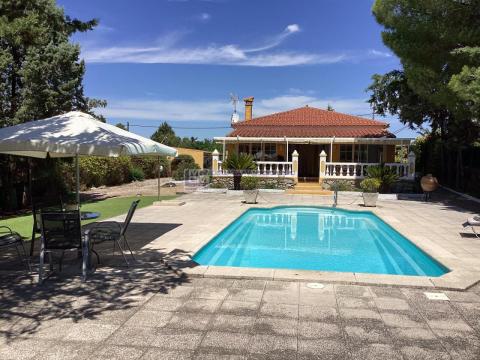 Chalet de 120 m<sup style='color: #898ba2;'>2</sup> con 2 habitaciones y 2 baños en Casar de Cáceres.