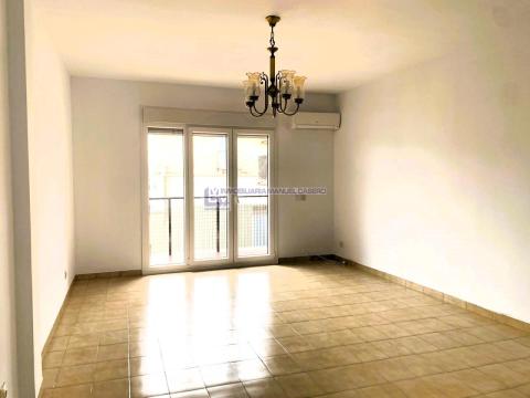 Piso de 100 m<sup style='color: #898ba2;'>2</sup> con 3 habitaciones y 2 baños en Centro.