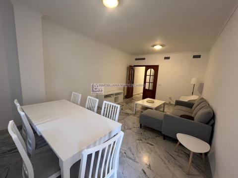 Piso de 100 m<sup style='color: #898ba2;'>2</sup> con 3 habitaciones y 2 baños en Centro.