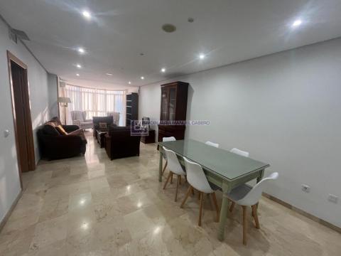 Piso de 100 m<sup style='color: #898ba2;'>2</sup> con 2 habitaciones y 2 baños en Centro.
