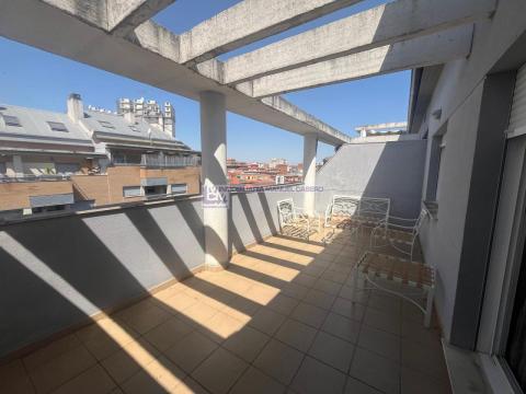 Atico de 100 m<sup style='color: #898ba2;'>2</sup> con 2 habitaciones y 2 baños en El Rodeo.