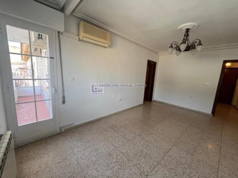 Piso de 90 m<sup style='color: #898ba2;'>2</sup> con 4 habitaciones y 2 baños en Centro.