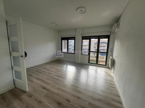 Piso de 120 m<sup style='color: #898ba2;'>2</sup> con 4 habitaciones y 2 baños en Centro.