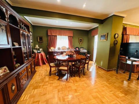 Piso de 150 m<sup style='color: #898ba2;'>2</sup> con 5 habitaciones y 3 baños en Centro.