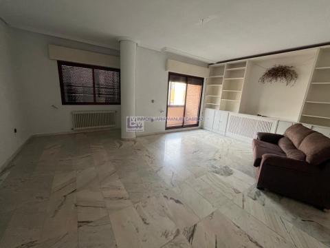 Piso de 180 m<sup style='color: #898ba2;'>2</sup> con 5 habitaciones y 3 baños en Centro.