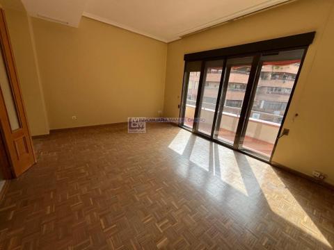 Piso de 198 m<sup style='color: #898ba2;'>2</sup> con 5 habitaciones y 2 baños en Centro.