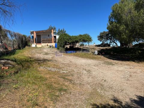 Parcela de 2780 m<sup style='color: #898ba2;'>2</sup> en Cáceres.